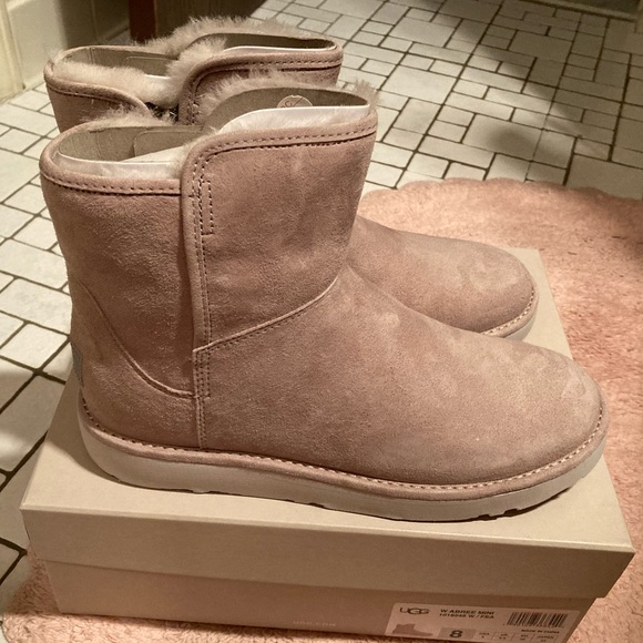 UGG Shoes - UGG WOMEN’S ABREE MINI BOOT — SIZE 8 — FEATHER